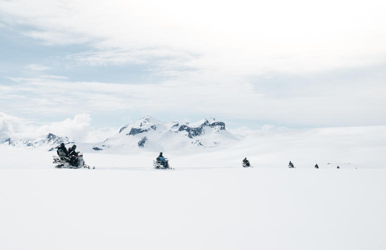 Motos de nieve en el glaciar Longjökull