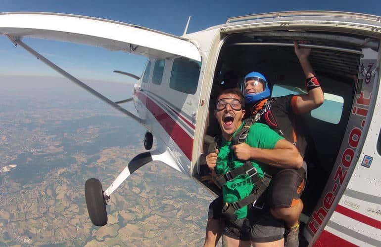 Tandemfallschirmsprung aus dem Flugzeug