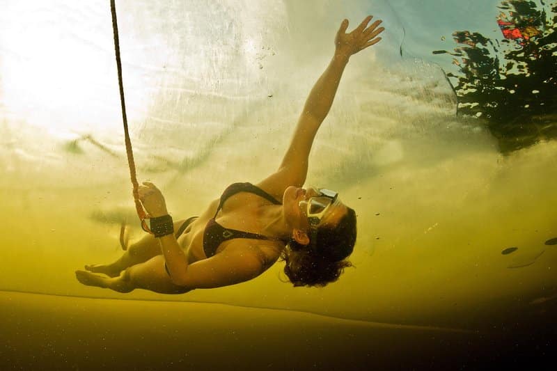 french-freediver-chloé-villaume-ice-diving-in-a-bikini-on-lake-päijänne-finland