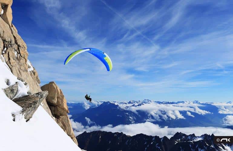 Vol en Parapente au dessus des montagnes enneigées