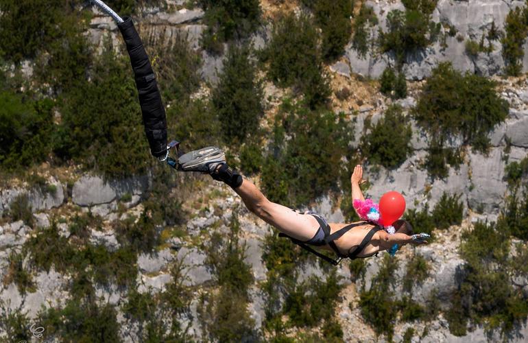 Bungee jumping from the Artuby bridge (182m) in the Verdon