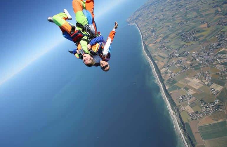 Tandem-Fallschirmspringen über den Klippen der Normandie