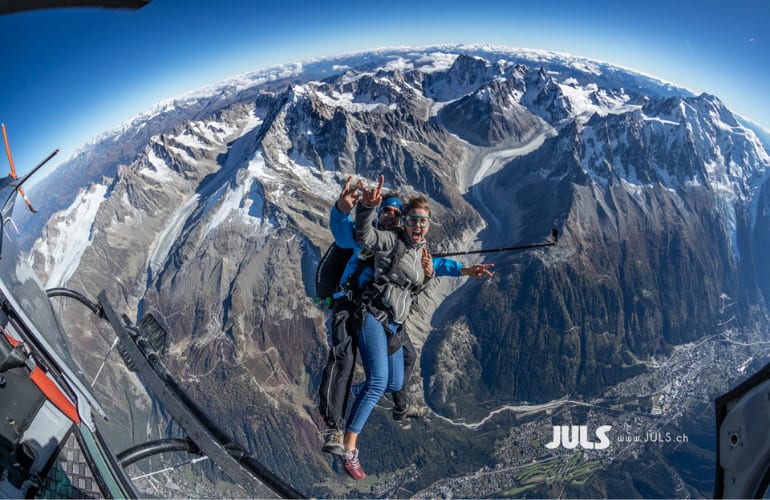 Saut en parachute parmi la chaîne du Mont Blanc