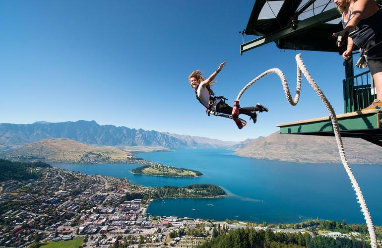 Bungee jumping in Queenstown