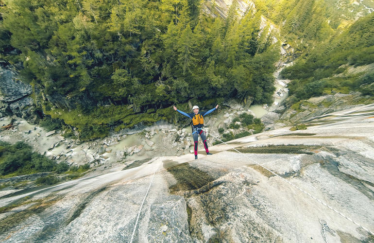 Descente en rappel au Grimsel Canyon en Suisse