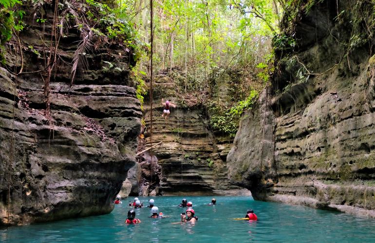 Canyoning dans les Kawasan Falls à Cebu, Philippines