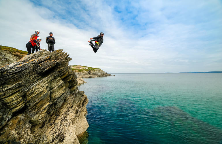 Coasteering le long de la côte de Newquay, Angleterre