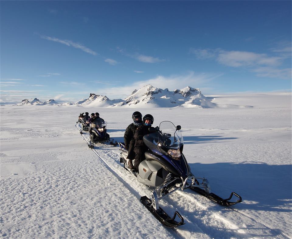 sortie en motoneige dans des montagnes enneigées