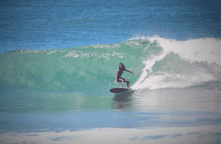 Surfista sobre una ola en la península de Caravelle