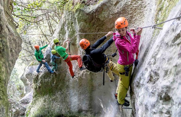 Cómo Asegurar en Vía Ferrata a Niños y Principiantes