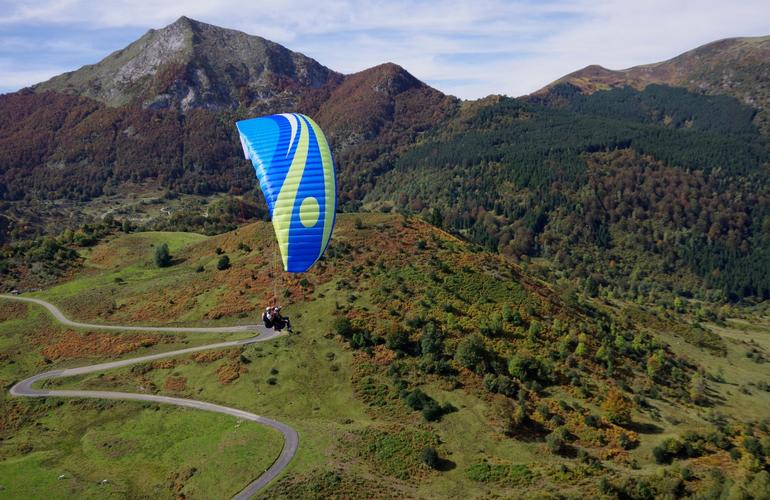 Tandem paragliding in Foix