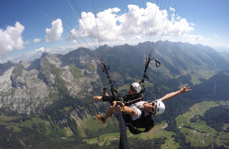 Gleitschirmfliegen über Le Grand Bornand, Frankreich