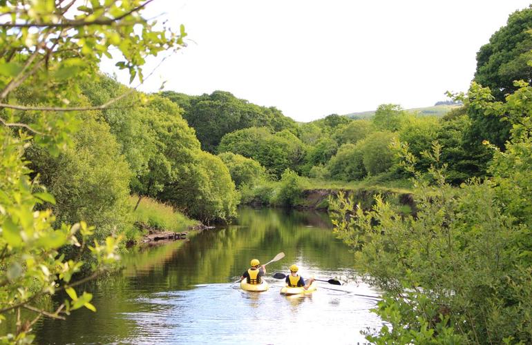 Kayak en el río Blackwater en Killarney, Irlanda