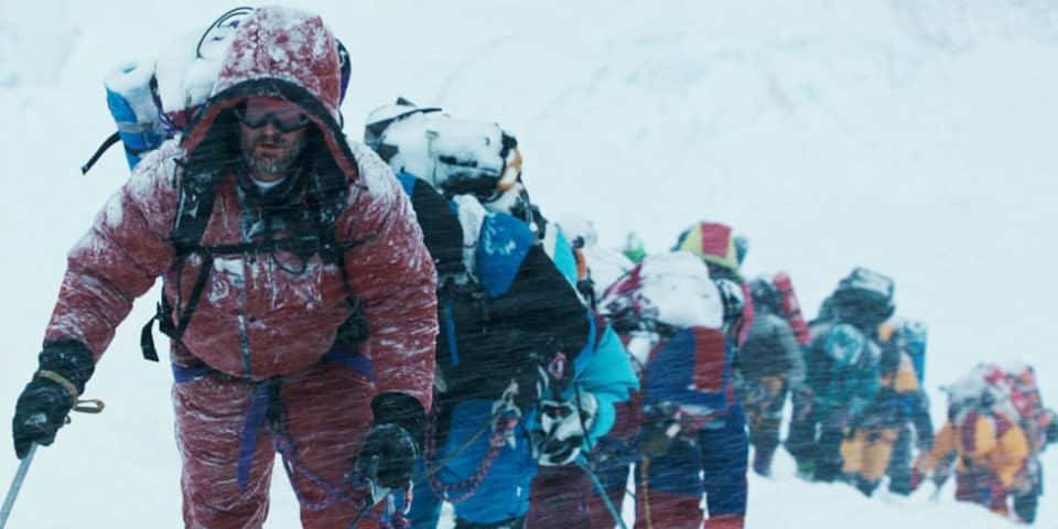 Des hommes escaladant le Mont Everest sous la tempête de neige