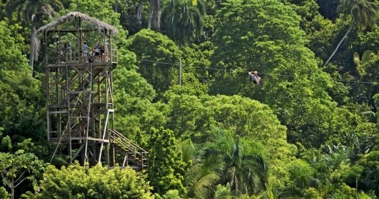 Inicio de la experiencia de tirolesa en Puerto Plata, República Dominicana