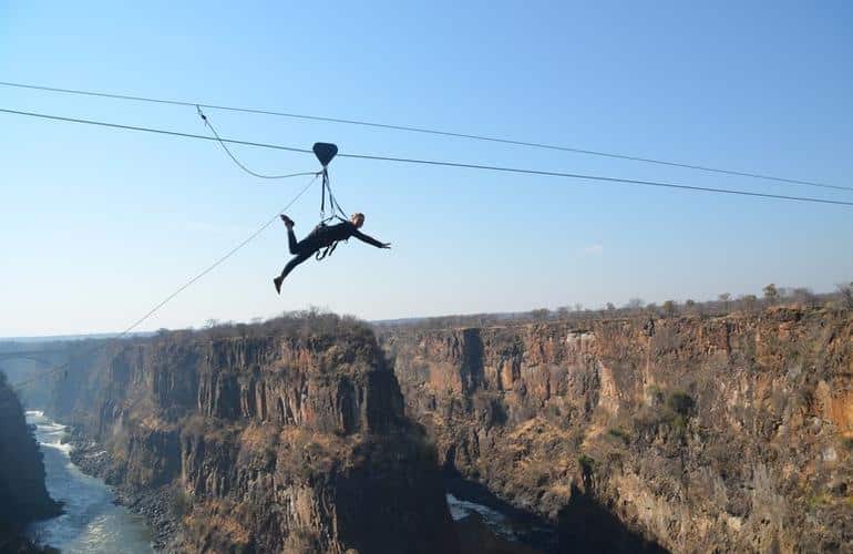 Tyrolienne au-dessus des Chutes de Victoria à Zimbabwe