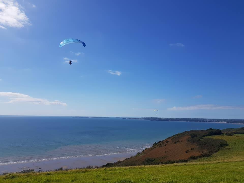 Gleitschirmfliegen in Pembrokeshire, Wales