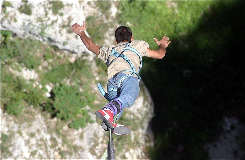 Bungee Jumping from the Artuby bridge in Verdon