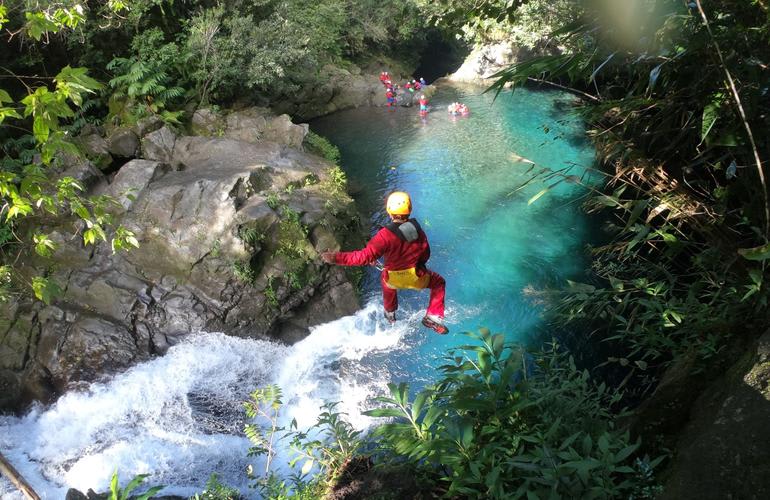 Descenso de barrancos Salto de acantilados Reunión en la isla Río Langevin