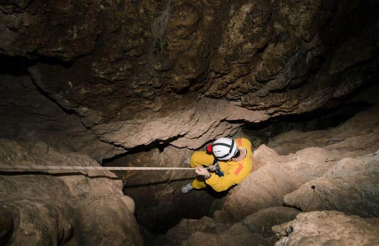 Descente en rappel dans une grotte dans le parc national de'Arrábida