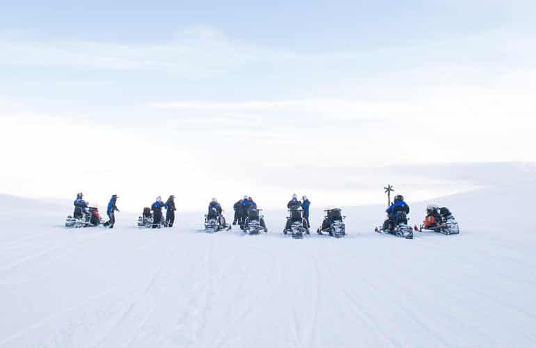 Un groupe sur leurs motoneiges à Tromso