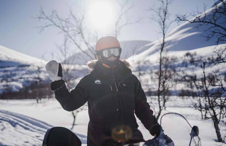 Equipamiento para motos de nieve, que suele proporcionar el instructor