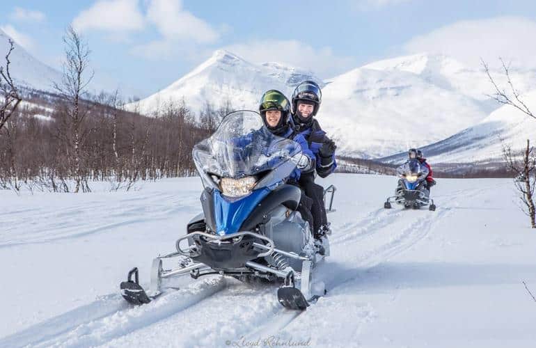 conducteur et passager sur une motoneige à Tromso