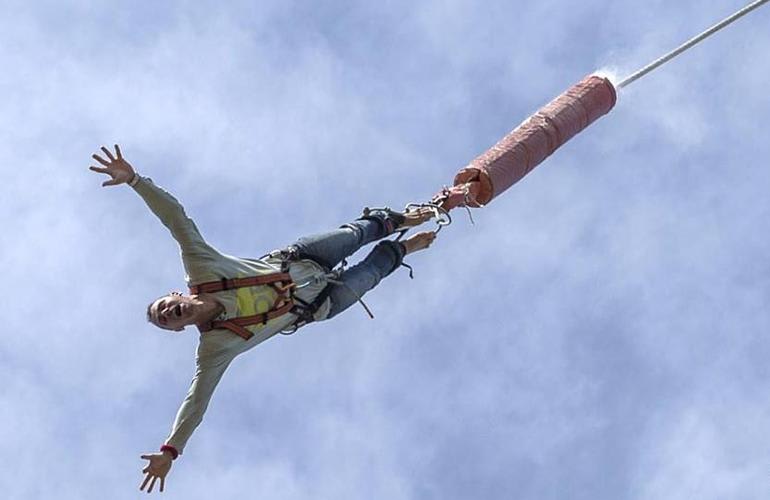 Bungee-Jumping vom höchsten Punkt Spaniens in der Nähe von Barcelona.