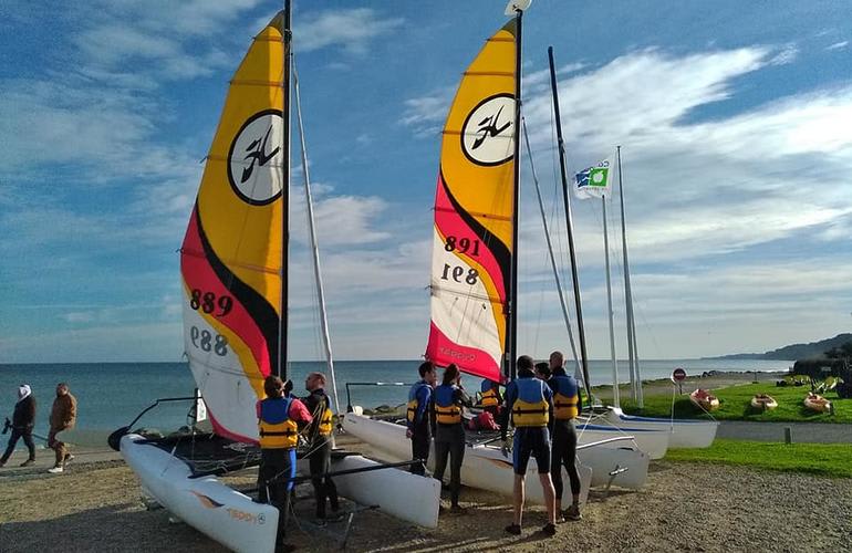 Navegación en catamarán en la playa de Omaha, Normandía