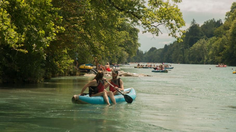 Kayak sur la rivière Aare. une des activités pas chères à Interlaken