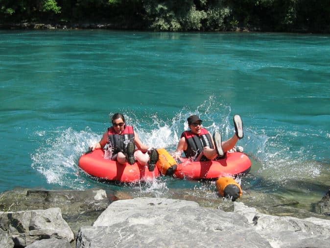 A la deriva por el río Aare con una boya