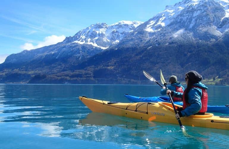 Kayak de invierno en el lago de Brienz