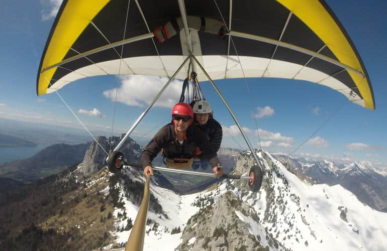 Hang-gliding in Annecy, the first of the unusual activities to do in spring