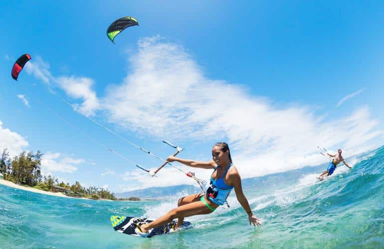 Mädchen beim Kitesurfen an der Küste von Kapstadt