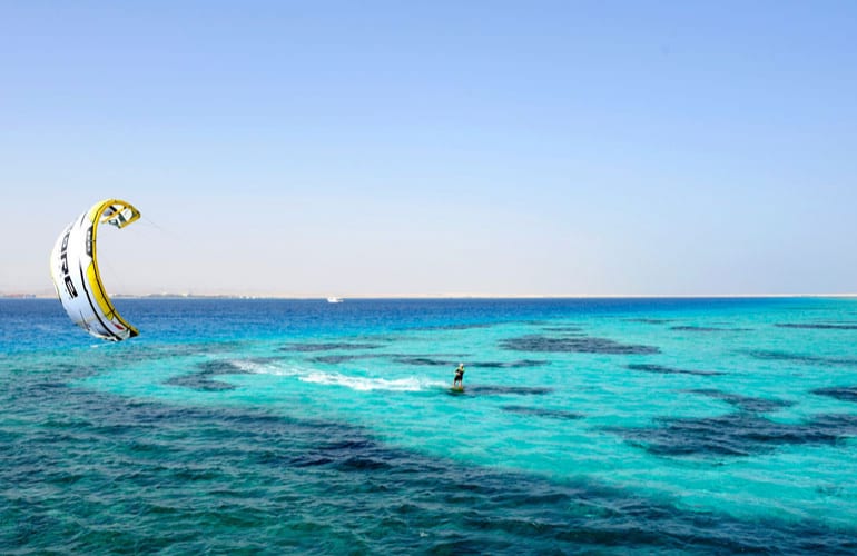 Kitesurfer in der Bucht von Soma, Ägypten