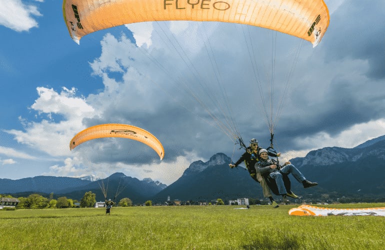 Atterrissage d'un paraptente tandem à Annecy