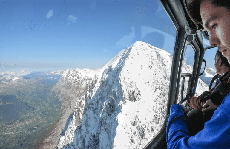 Voler près des montagnes avec l'hélicoptère