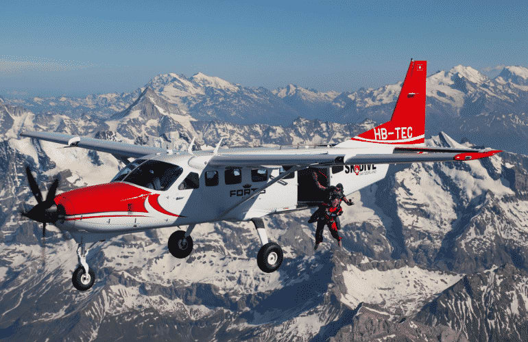 Saut en parachute d'un avion au-dessus d'Interlaken