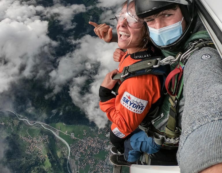 Auf dem Skit des Helis über Interlaken stehend