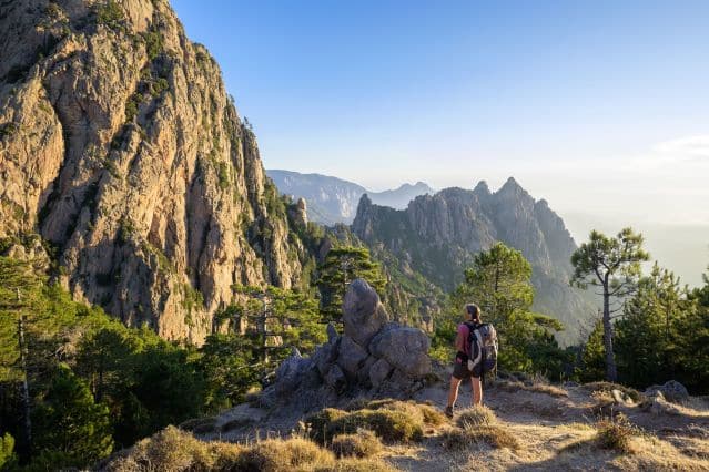 Randonneur sur le GR20 en Corse