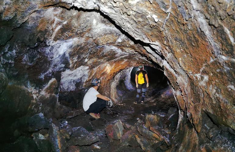 Espeleología en el túnel de lava de Caverne Gendarme