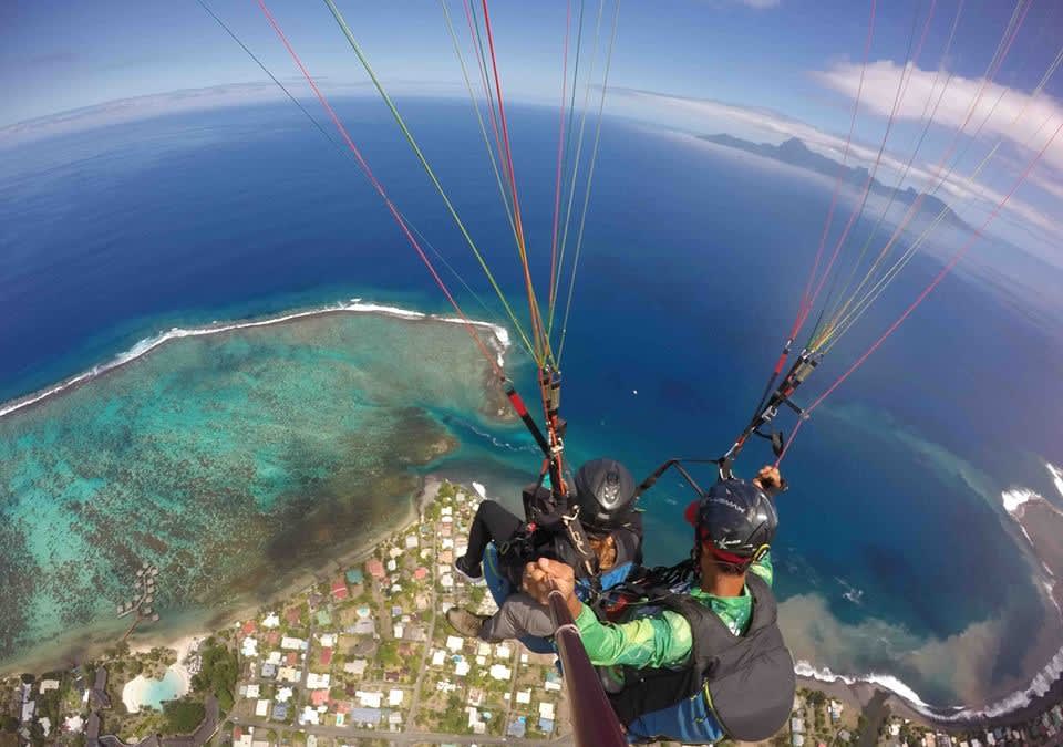 Vuelo en parapente sobre la laguna de Punaauia