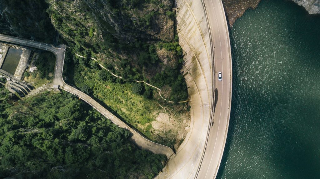 Vue aérienne du barrage Vidraru en Roumanie