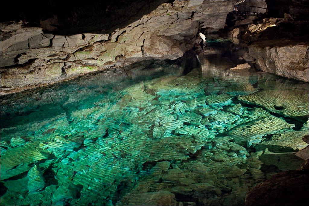 cueva y actividad de espeleología acuática