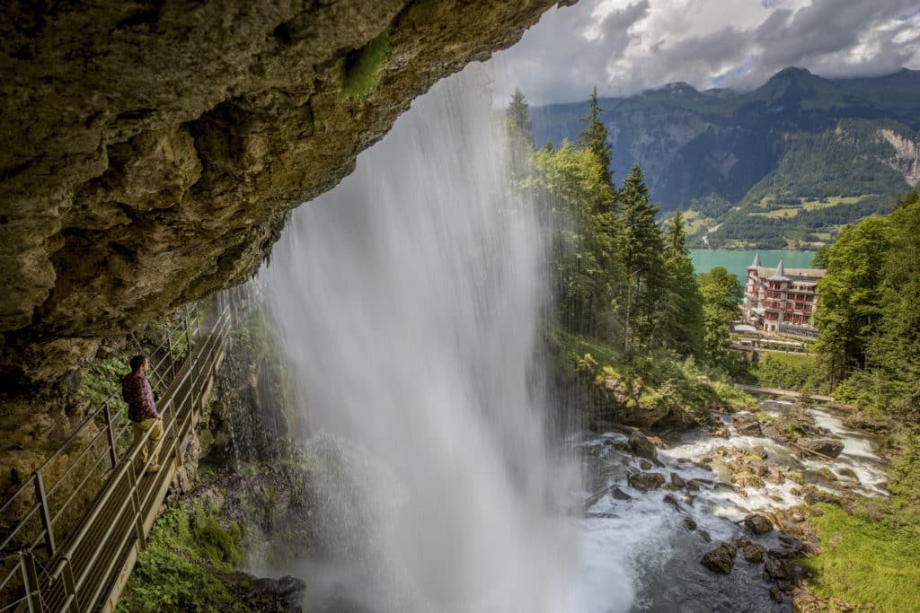 Les Chutes de Giessbach avec une vue sur le Lac et l'hôtel Giessbach. une des activités pas chères à Interlaken.