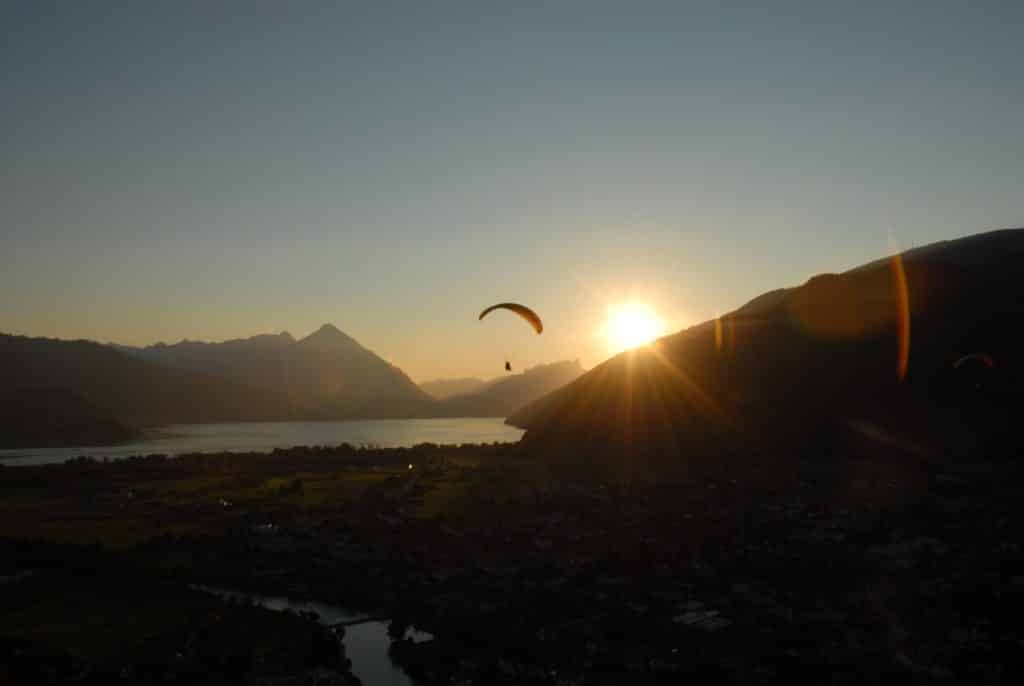 Gleitschirmfliegen über Interlaken bei Sonnenuntergang