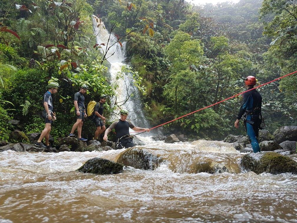 Descenso de barrancos Lavatube en Tahití