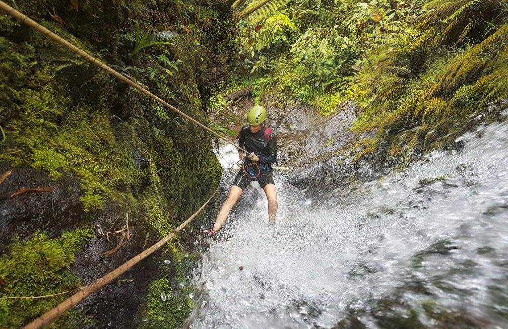 Barranquismo en el cañón de Vaipurau, en Tahití