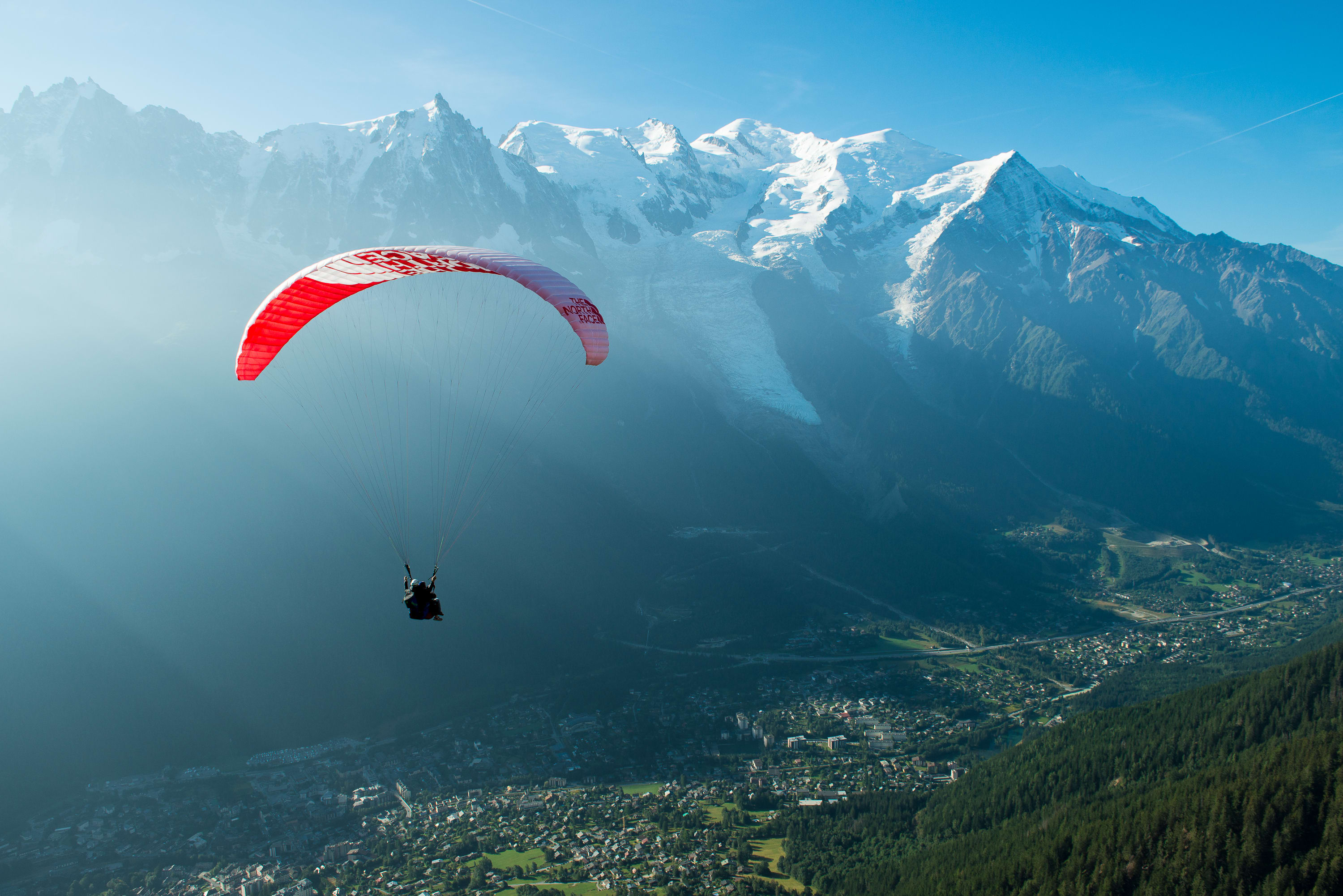 winterlicher Gleitschirmflug mit Blick auf den Mont Blanc