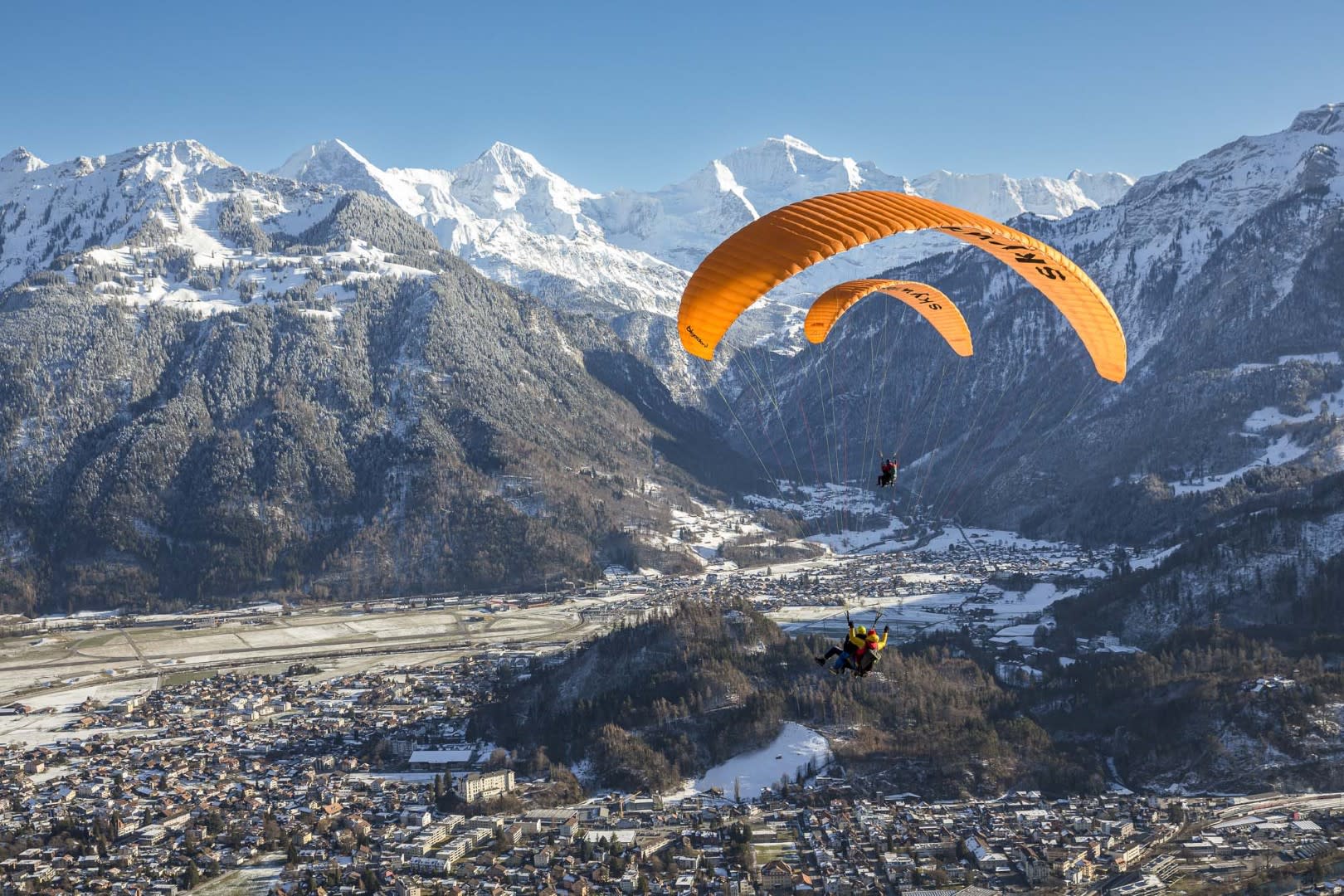 Parapente sobre montañas en Suiza